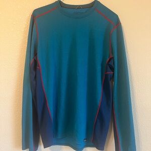 Patagonia is Capilene mid weight men’s medium base layer